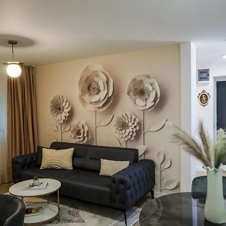 The Urban Oasis Apartment Bukares Bagian luar foto
