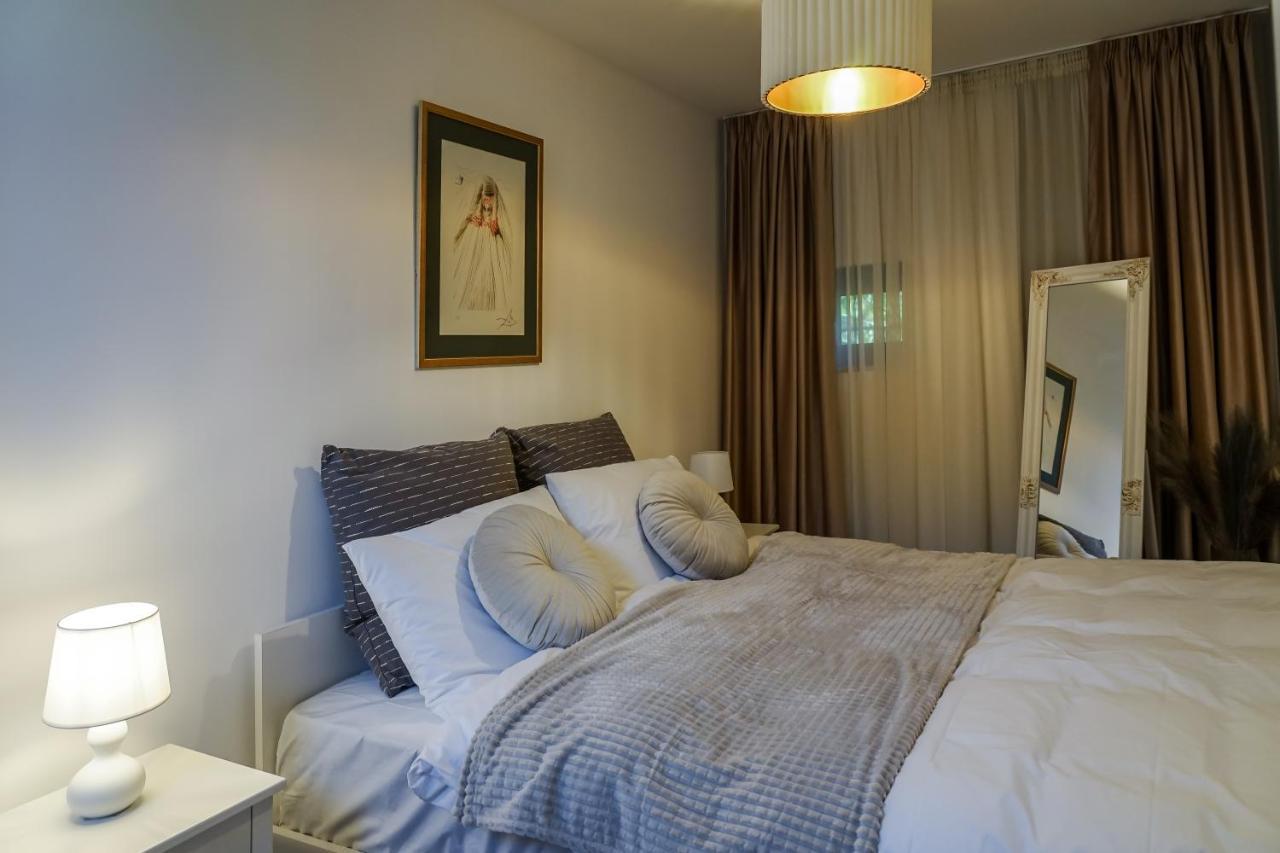 The Urban Oasis Apartment Bukares Bagian luar foto
