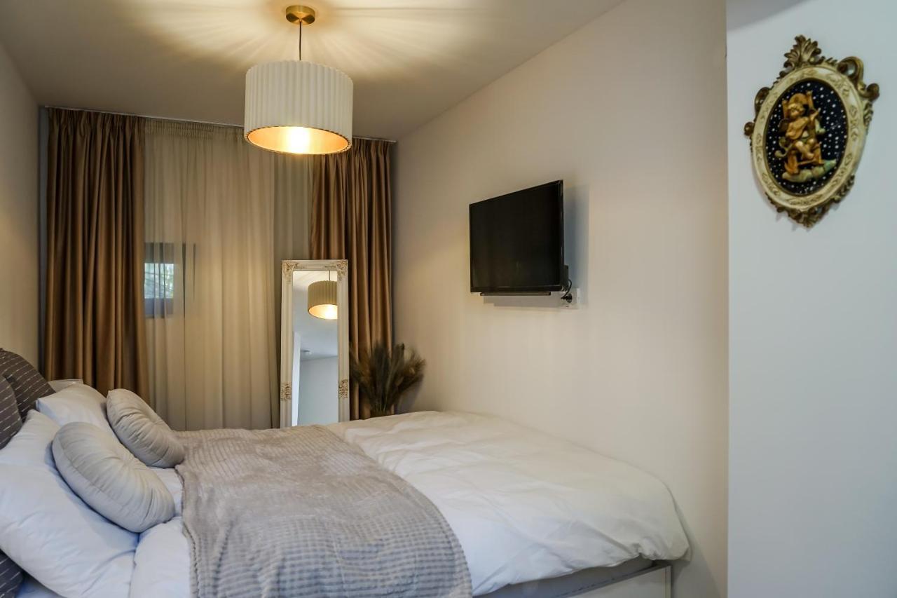 The Urban Oasis Apartment Bukares Bagian luar foto