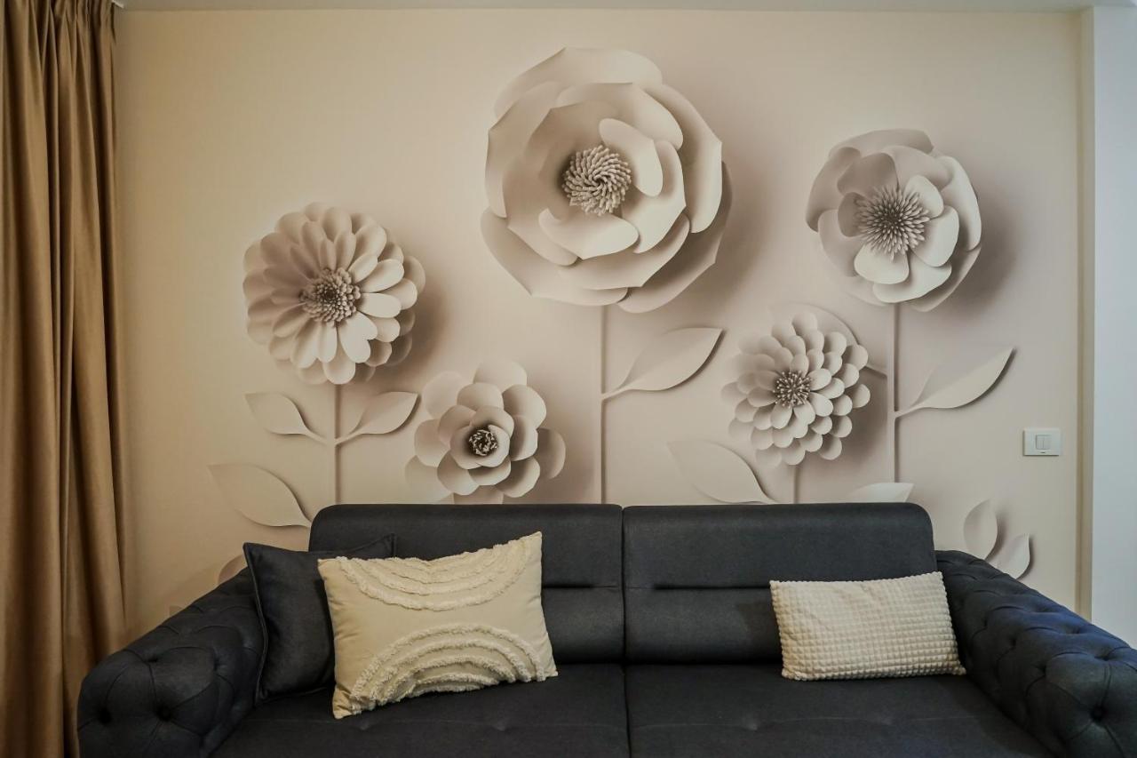 The Urban Oasis Apartment Bukares Bagian luar foto