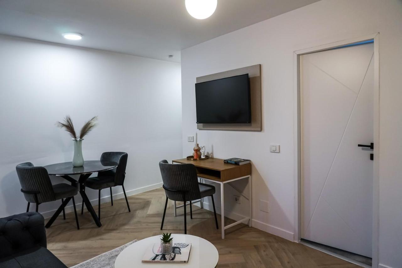 The Urban Oasis Apartment Bukares Bagian luar foto