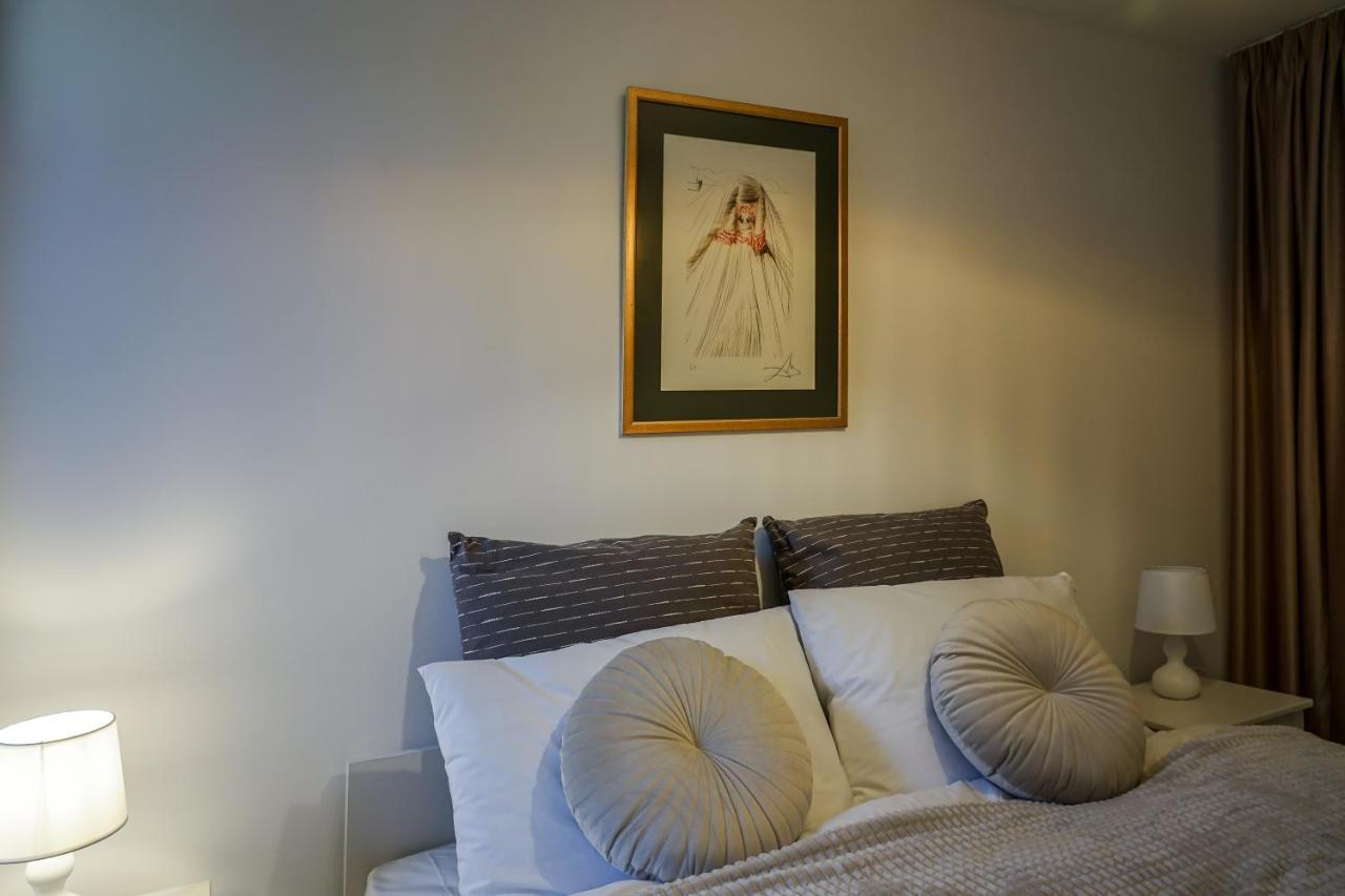 The Urban Oasis Apartment Bukares Bagian luar foto