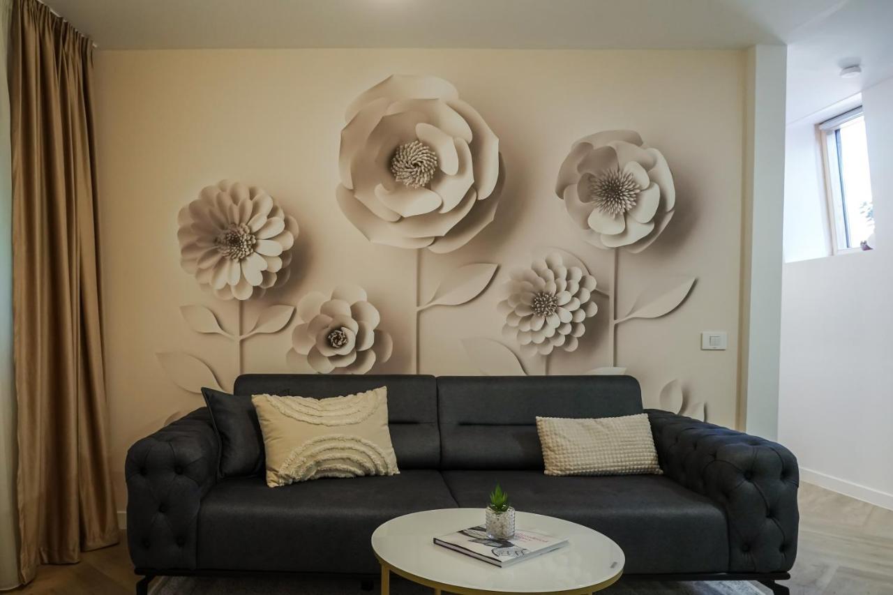 The Urban Oasis Apartment Bukares Bagian luar foto