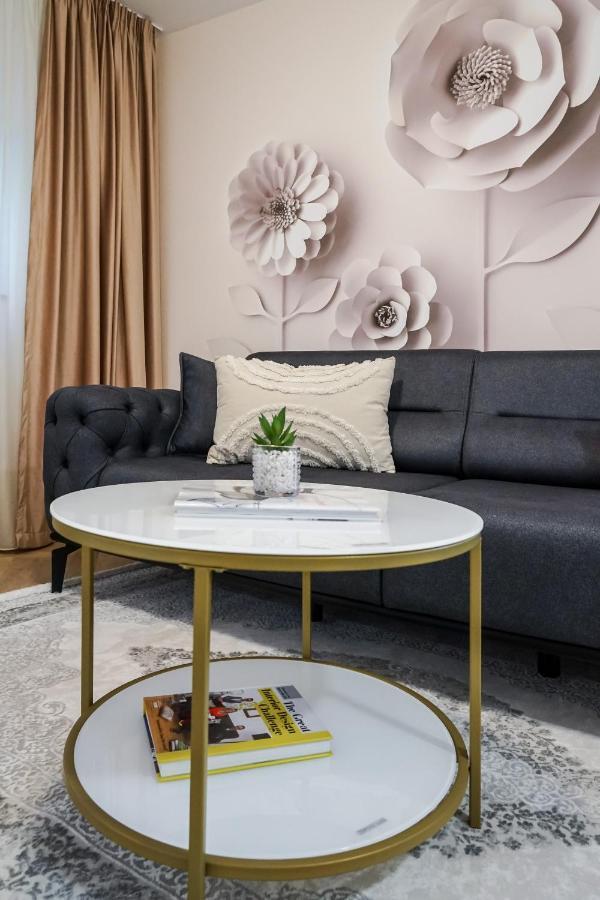 The Urban Oasis Apartment Bukares Bagian luar foto