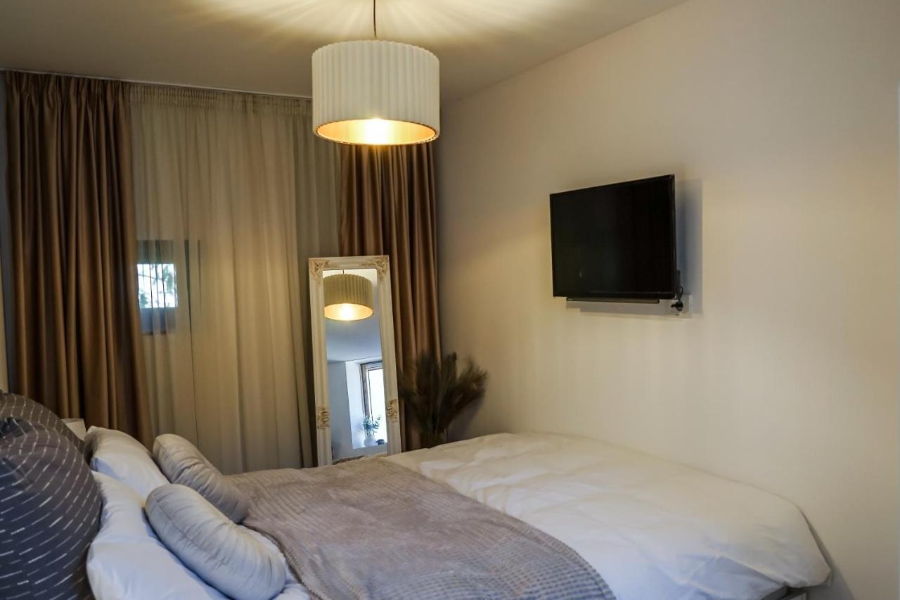 The Urban Oasis Apartment Bukares Bagian luar foto