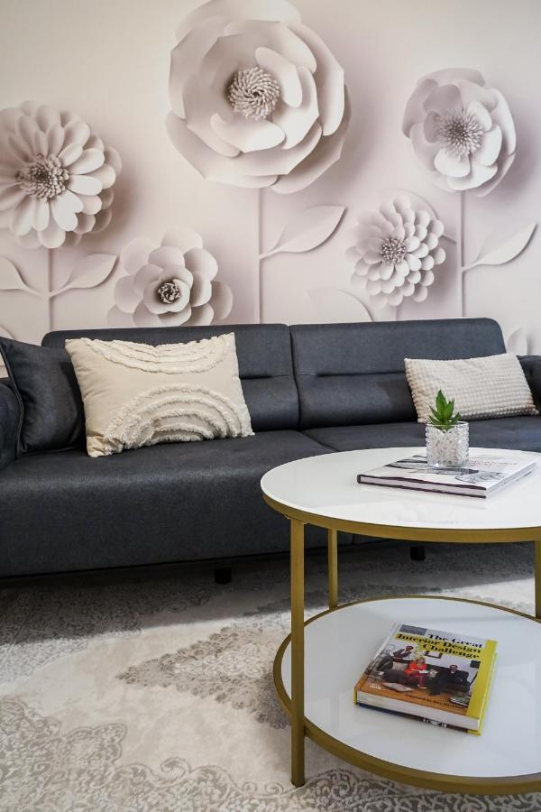 The Urban Oasis Apartment Bukares Bagian luar foto